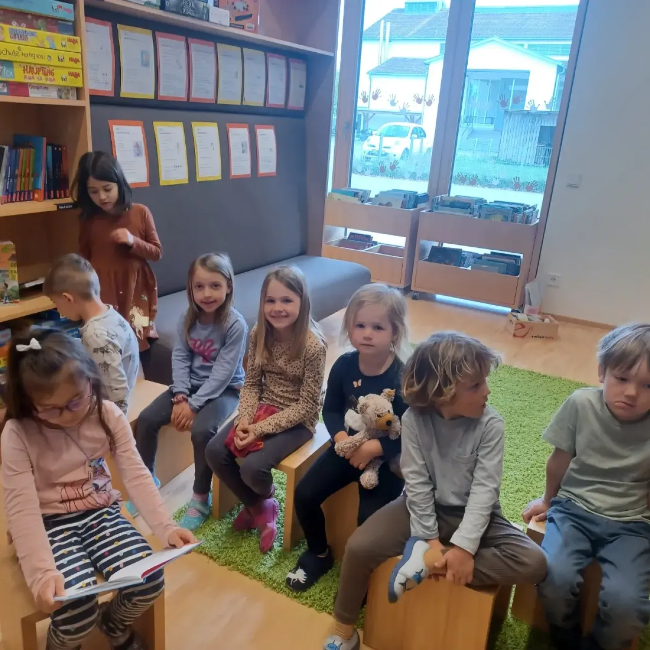 Kinder hören zu beim Vorlesen